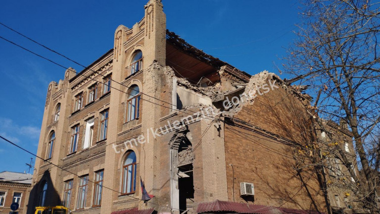 На заглавном фото: Последствия удара ВСУ по центру социальной защиты в Ворошиловском районе Донецка 7 ноября 2023 года