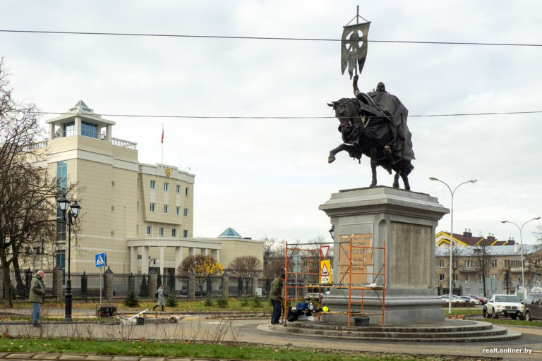 Заглавное фото: Фото памятника Александру Невскому в Минске
