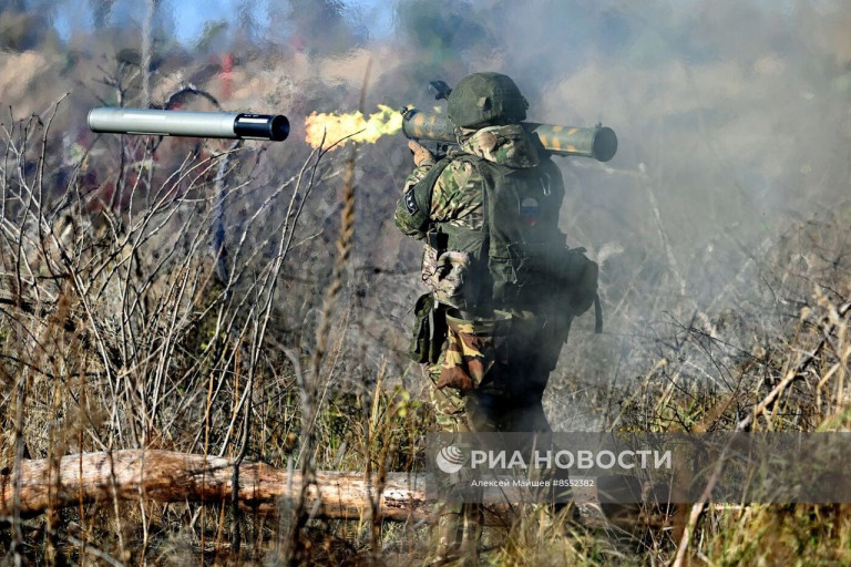 Заглавное фото – Военнослужащий ВС России стреляет из реактивного пехотного огнемёта РПО-А «Шмель» в зоне СВО. 