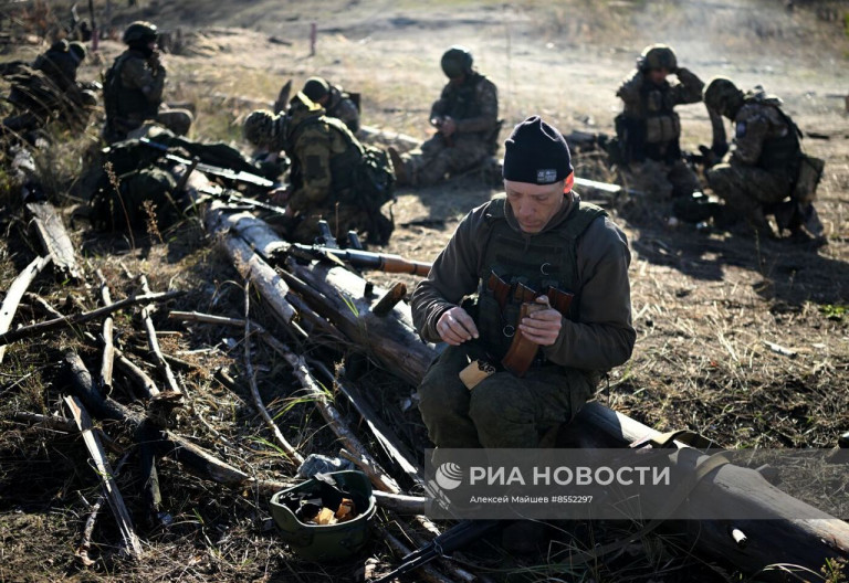 На заглавном фото: Боевая подготовка военнослужащих ВДВ в зоне СВО, РИА Новости