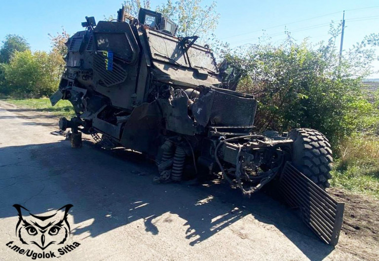 На заглавном фото: Подбитый американский бронеавтомобиль International MaxxPro с Запорожского направления, пишет Телеграм-канал Уголок Ситха