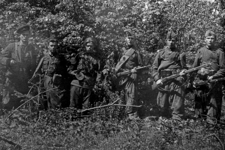 На заглавном фото: Военнослужащие в/ч 3229 МГБ СССР в Коростенском лесу во время ликвидации формирований ОУН-УПА* на Западной Украине. 1949 год