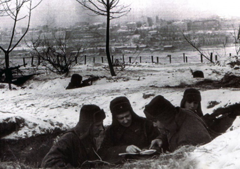 Заглавное фото: Наблюдательный пункт советских войск на подступах к Ростову. Зима 1941 года