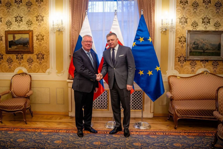 На заглавном фото: Премьер Словакии Роберт Фицо принял российского посла в Братиславе Игоря Братчикова, МИД РФ