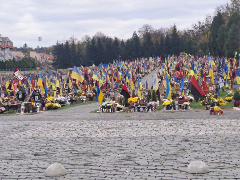 На заглавном фото: Кладбище ВСУ во Львове – одна из многих иллюстраций «контрнаступа в землю»