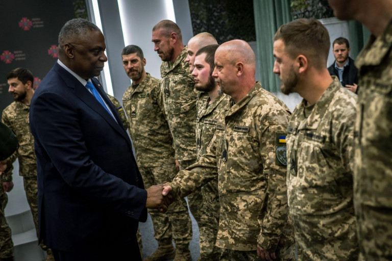 Заглавное фото: Министр обороны США Ллойд Дж. Остин III приветствует украинских военнослужащих во время визита в Киев 20 ноября / Пентагон