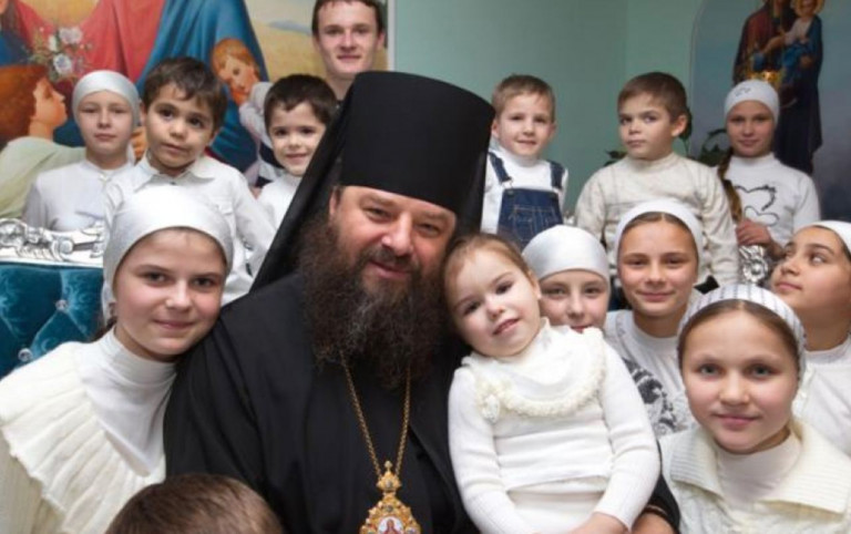 На заглавном фото: гонимый украинской властью митрополит Лонгин с детьми