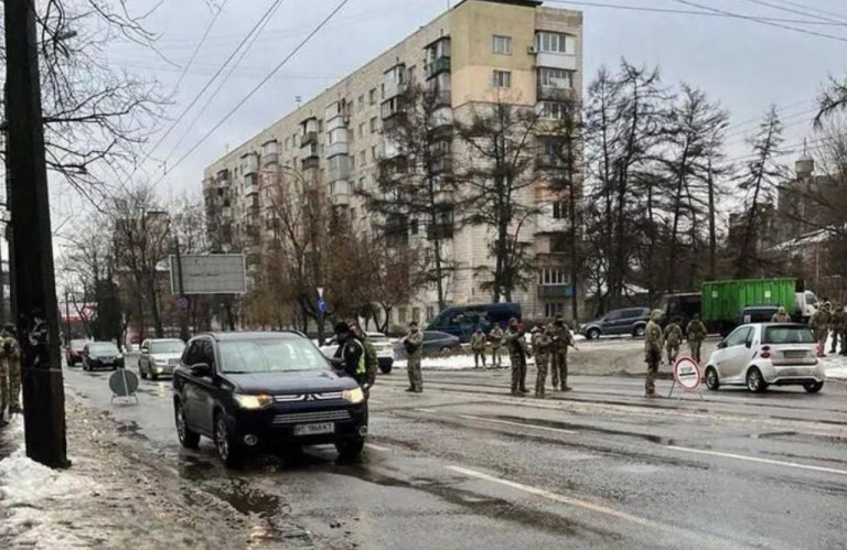 На заглавном фото: Один из мобильных мобилизационных КПП на Украине