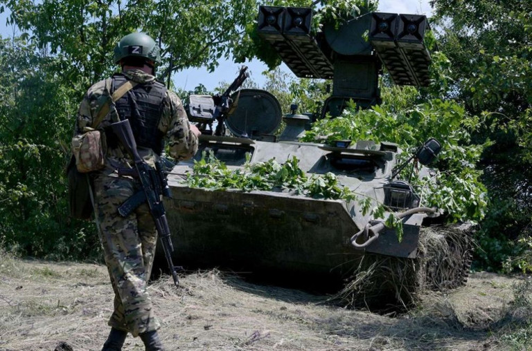 Российский военнослужащий 2-го армейского корпуса Южной группы войск рядом с ЗРК 9К35 «Стрела-10» на позиции в Луганской Народной Республике, Россия