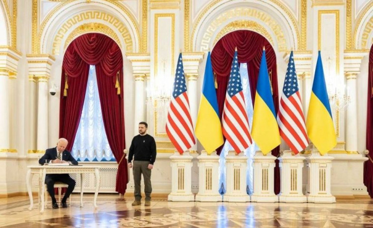Зеленский униженно ждёт стоя подписания президентом США документов: Киев, 20 февраля 2022 года / Офис президента Украины