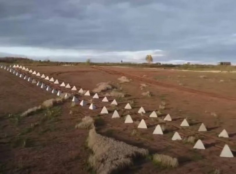 Возведение и обустройство фортификационной линии в Херсонской области близится к своему завершению. Укреплённая линия обороны постепенно обретает черты фортификационного сооружения, оборудованного по последнему слову современной инженерной науки, пишет Телеграм-канал Херсонский Вестник