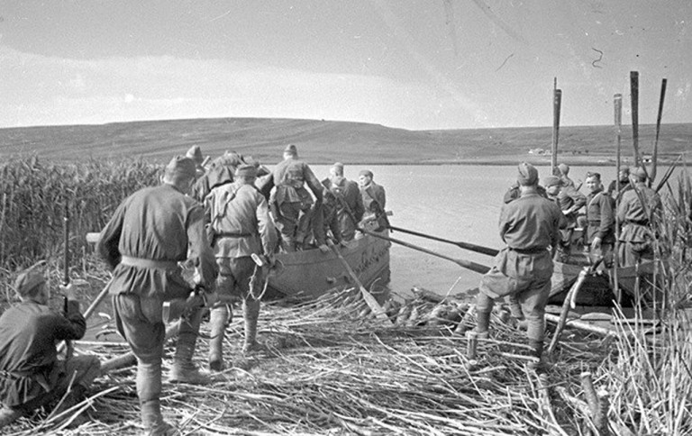 Заглавное фото: Бойцы 2-го Украинского фонта преодолевают советско-румынскую границу в ходе Уманско-Ботошанской операции