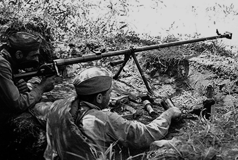 Заглавное фото: Бойцы Красной Армии в битве за Краснодар. Военное фото