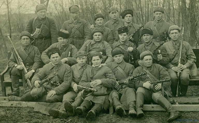 Заглавное фото. Копёнкин (в центральном ряду третий справа) и его партизанский отряд на военной фотографии