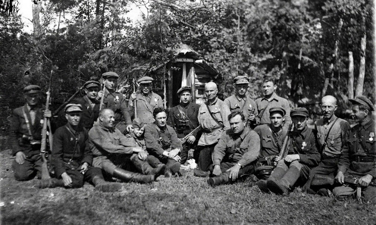 Заглавное фото. Минское отделение БШПД на военной фотографии