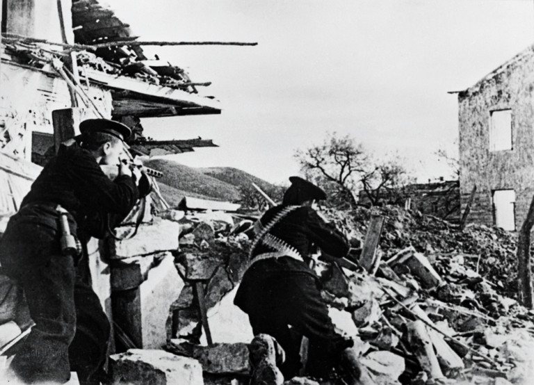 Заглавное фото. Морская пехота отбивает атаку врага  в осаждённом Севастополе