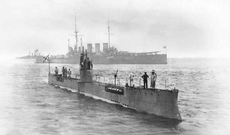 Заглавное фото.  Подводная лодка «Акула» рядом с броненосцем «Рюриком». Фотография 1913 года 
