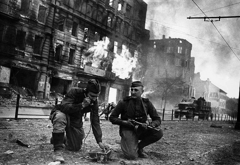 Заглавное фото. Советские бойцы ведут бой в центре Берлина