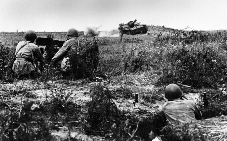 Заглавное фото. Советские войска отбивают нападение врага под Могилёвом