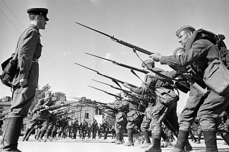 Заглавное фото. Солдаты Красной Армии обучаются владению винтовкой Мосина
