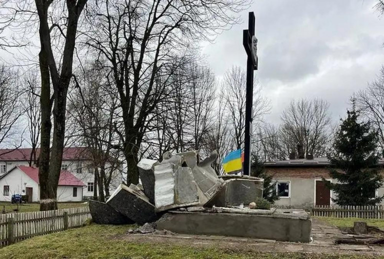 Заглавное фото: Последний уничтоженный памятник советским воинам в Львовской области.