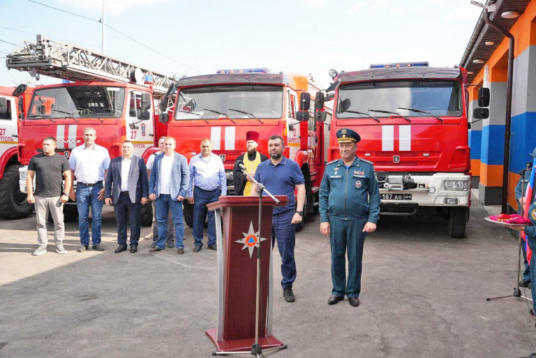 На заглавном фото – Торжественное открытие восстановленной пожарной части в Мариуполе