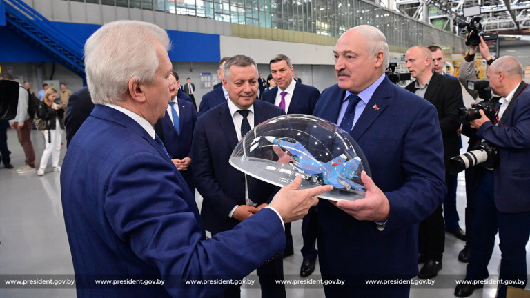 Лукашенко подарили модель российского военного самолёта. Источник: president.gov.by
