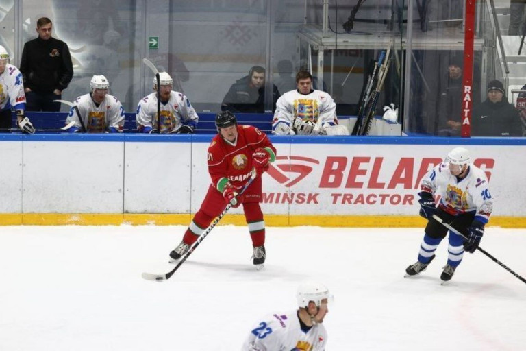 На заглавном фото: Хоккейная команда президента Беларуси Александра Лукашенко снова завоевала Кубок Республиканской хоккейной лиги