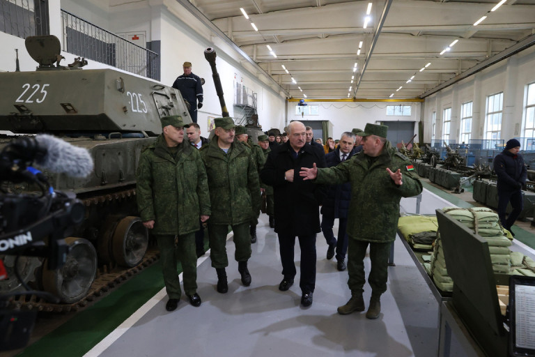 На заглавном фото: Лукашенко после начала СВО стал уделять ещё больше внимания и армии, и военно-промышленному комплексу. Источник: president.gov.by