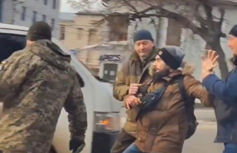 На заглавном фото: Харьков. Похищение ТЦК (военкоматами)  людей на улицах стало привычным делом. И никакой закон не нужен…