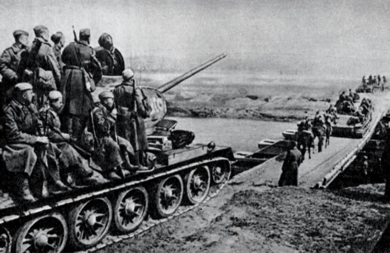 На заглавном фото: Переправа через Одер. Февраль 1945 года. Военная фотография