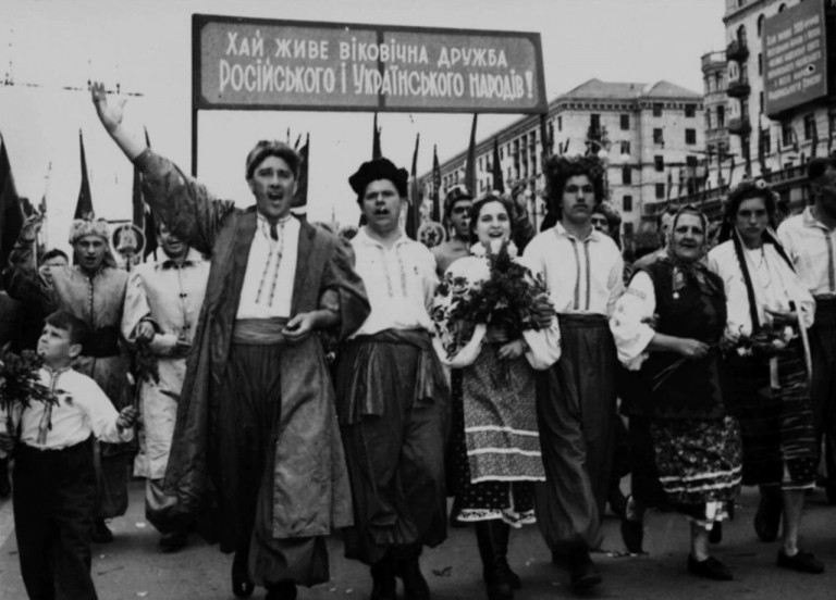Заглавное фото: Демонстрация в Киеве, 1954 год. Это уже результат политики «коренизации» – плакат говорит о вековечной дружбе русского и украинского народов, подразумевая, что это разные народы…