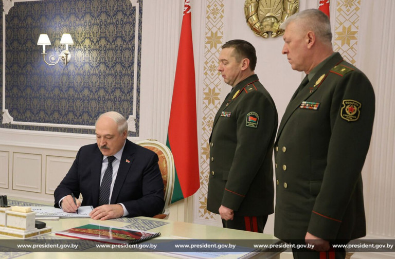 На заглавном фото: Лукашенко утвердил решения по охране госграницы и воздушного пространства на 2024 год. Источник: president.gov.by