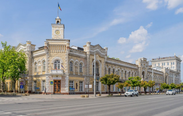 На заглавном фото: Примэрия Кишинёва работает в здании бывшей Городской думы, построенном за деньги Российской империи