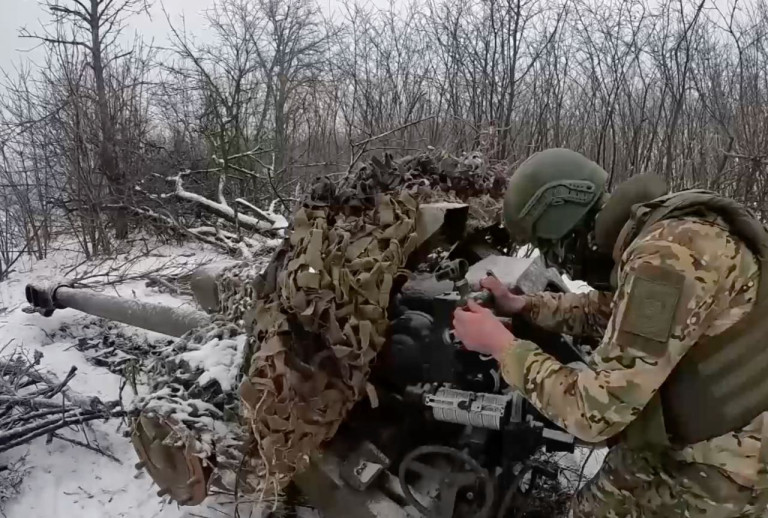 На заглавном фото: Расчёты гаубиц Д-30 уничтожили замаскированные укрепрайоны и живую силу ВСУ на Запорожском направлении, – МО РФ