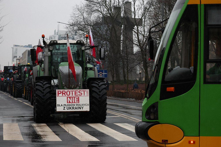 Заглавное фото: Польские фермеры блокируют дороги и пропускные пункты на украинской границе
