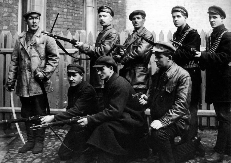 На заглавном фото: Групповое фото сотрудников ВЧК первых дней Гражданской войны. До 1922 года чекисты не имели специальной формы, поэтому одевались в обычную одежду