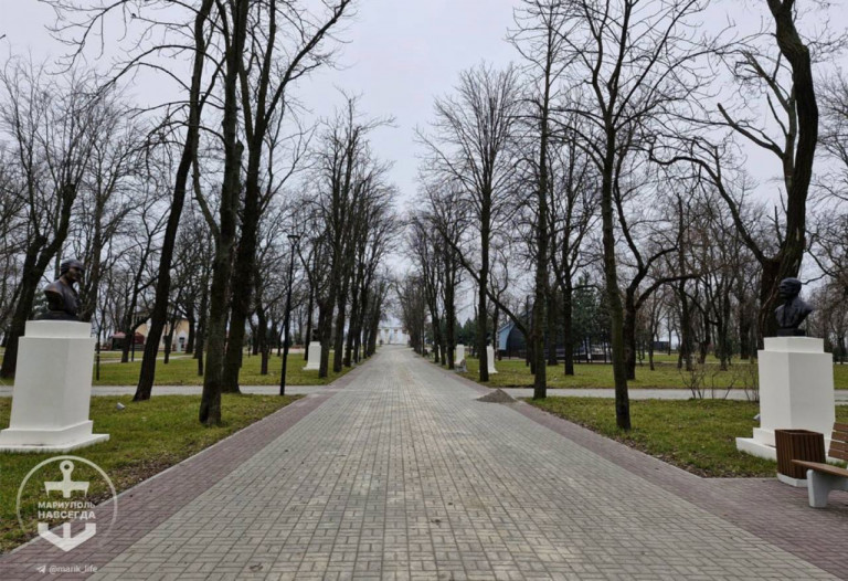 На заглавном фото: В Городском саду Мариуполя восстановлена Аллея выдающихся писателей и учёных, пишет Телеграм-канал Мариуполь навсегда