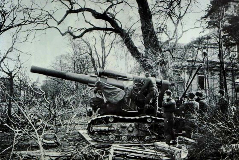 Заглавное фото. Советские артиллеристы ведут обстрел фортов Позена