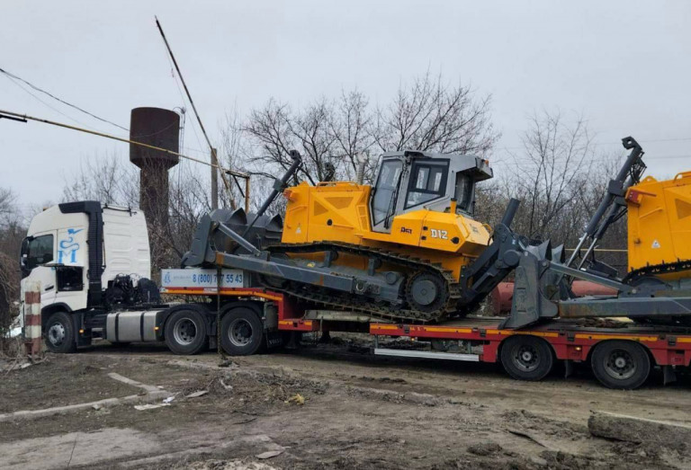 На заглавном фото: Новая спецтехника приехала в ЛНР