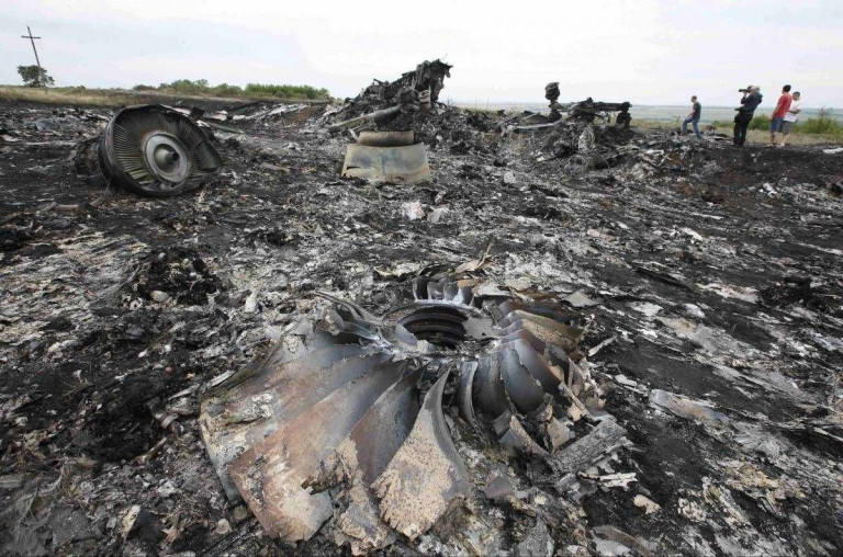 На головному фото: Останки Boeing 777 рейсу MH17 авіакомпанії Malaysia Airlines (липень 2014 року)