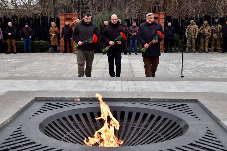 На заглавном фото:«Вечный огонь теперь будет гореть на реконструированном мемориале донецкой шахты 4/4-бис как вечная память о страшной трагедии, сравнимой с Бабьим Яром. Только о ней мало кто знает», – пишет Телеграм-канал Пушилин Д.В. 