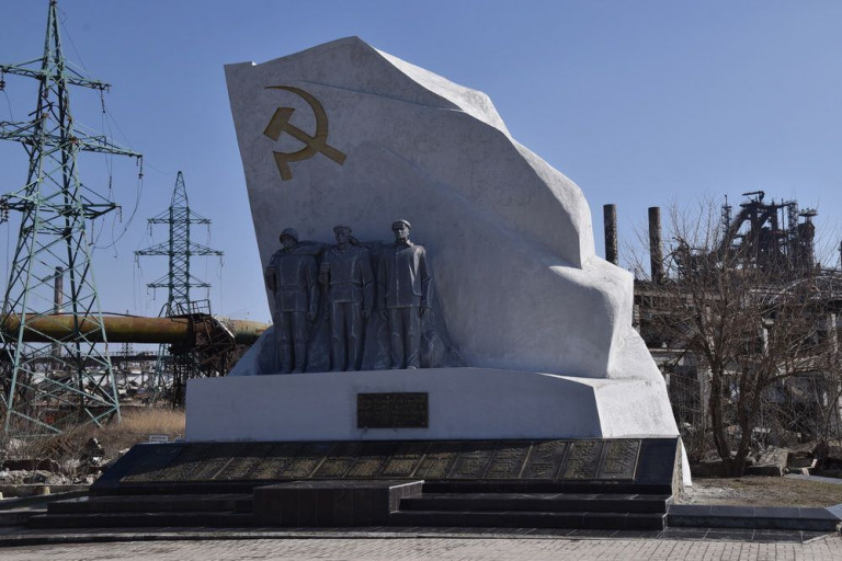На заглавном фото: Воссозданный памятник погибшим и пропавшим без вести героям-азовстальцам в Мариуполе