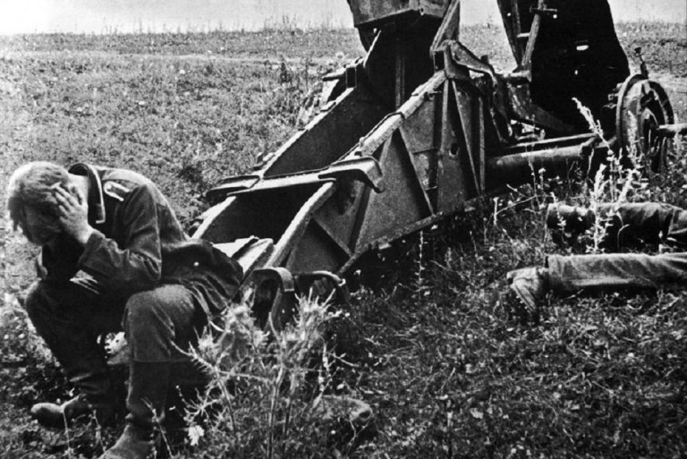 На заглавном фото: Немецкий солдат после битвы на Курской Дуге