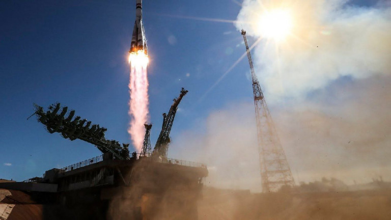 Заглавное фото – ракета уносит на орбиту первую женщину-космонавта из Белоруссии. Источник: Роскосмос