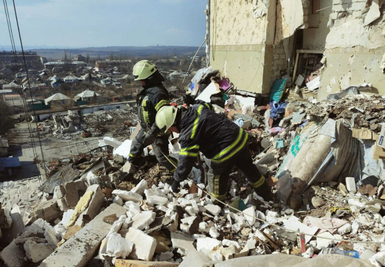 На заглавном фото: Спасатели разбирают руины одной из квартир многоэтажки, которую обстреляли ВСУ. Под грудой камней обнаружено тело мирного жителя. Ещё одно преступление террористического киевского режима...