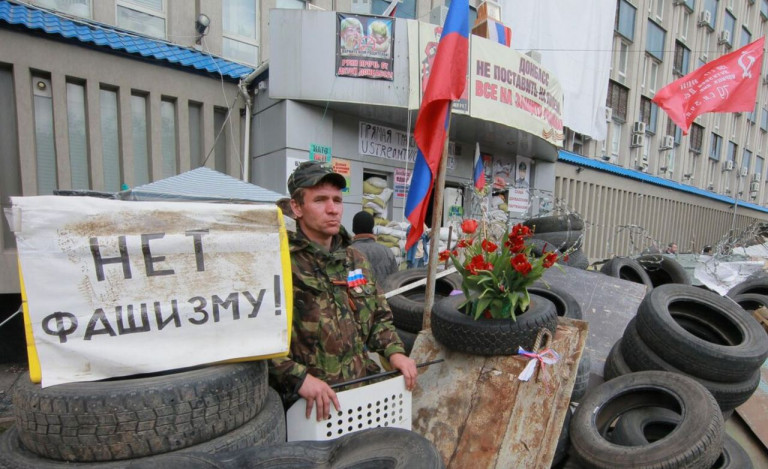 На заглавном фото: Донбасс с первых дней противостояния знал, что противостоит он украинскому фашизму. А ещё жители мятежной республики знали, что Донбасс станет частью России