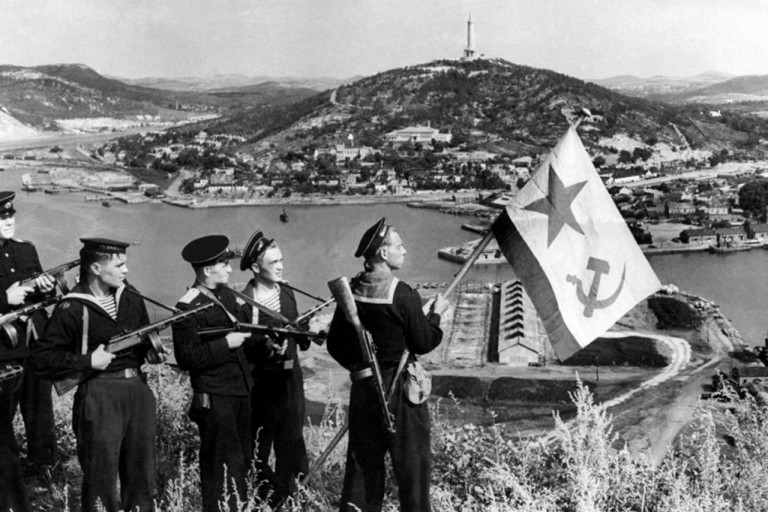 На заглавном фото: Моряки-десантники Тихоокеанского флота водружают флаг ВМФ СССР над бухтой Порт-Артура. 25 августа 1945 г.