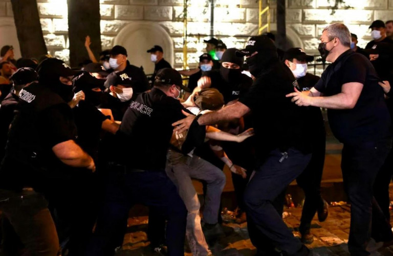 Заглавное фото: Акция протеста против законопроекта об иноагентах под стенами парламента Грузии  – очередная попытка «майдана», которая финансируется извне