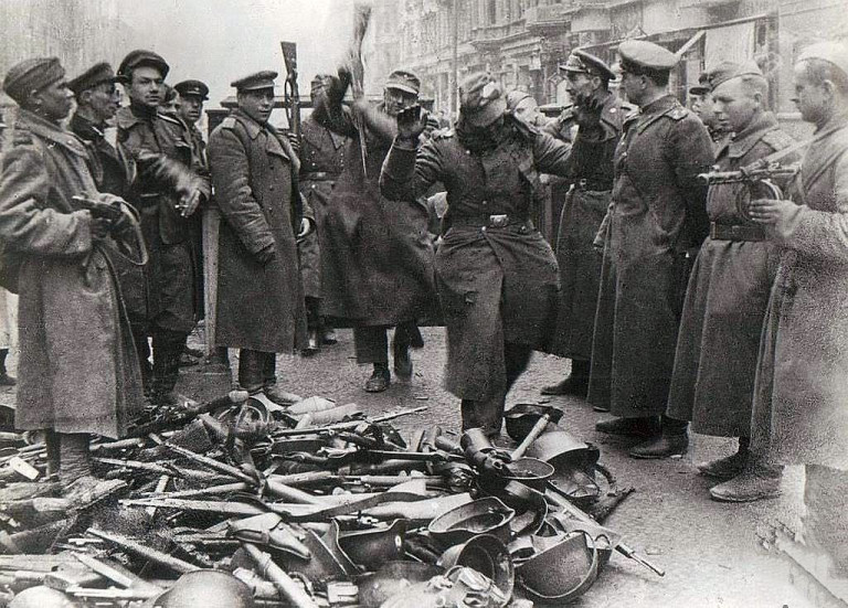 Заглавное фото. Немецкие солдаты сдаются в плен в Берлине